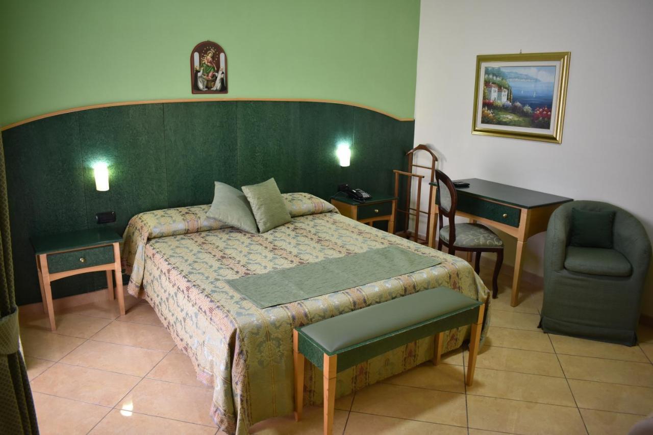 Hotel Ristorante Amitrano Pompeï Buitenkant foto