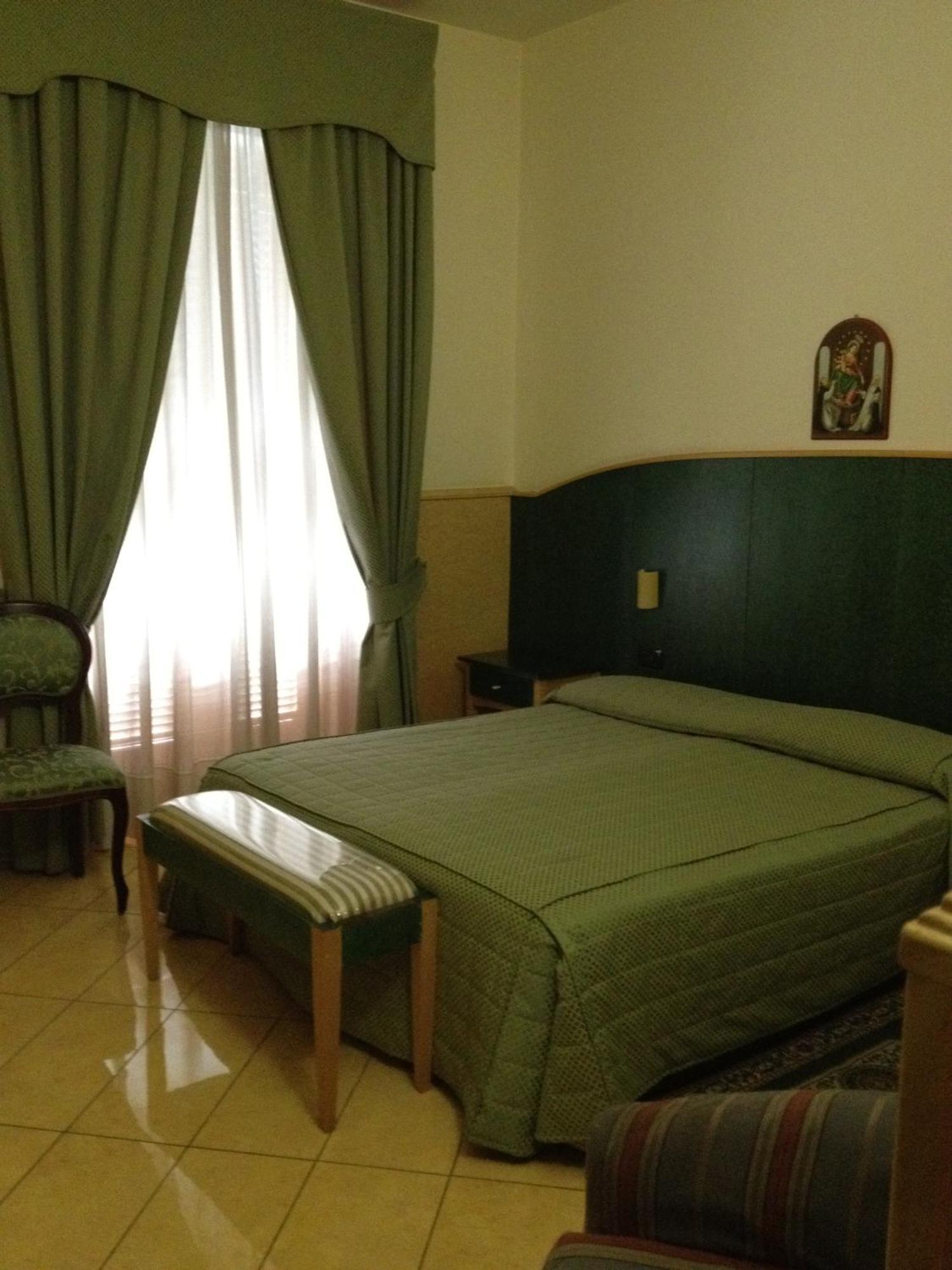 Hotel Ristorante Amitrano Pompeï Buitenkant foto
