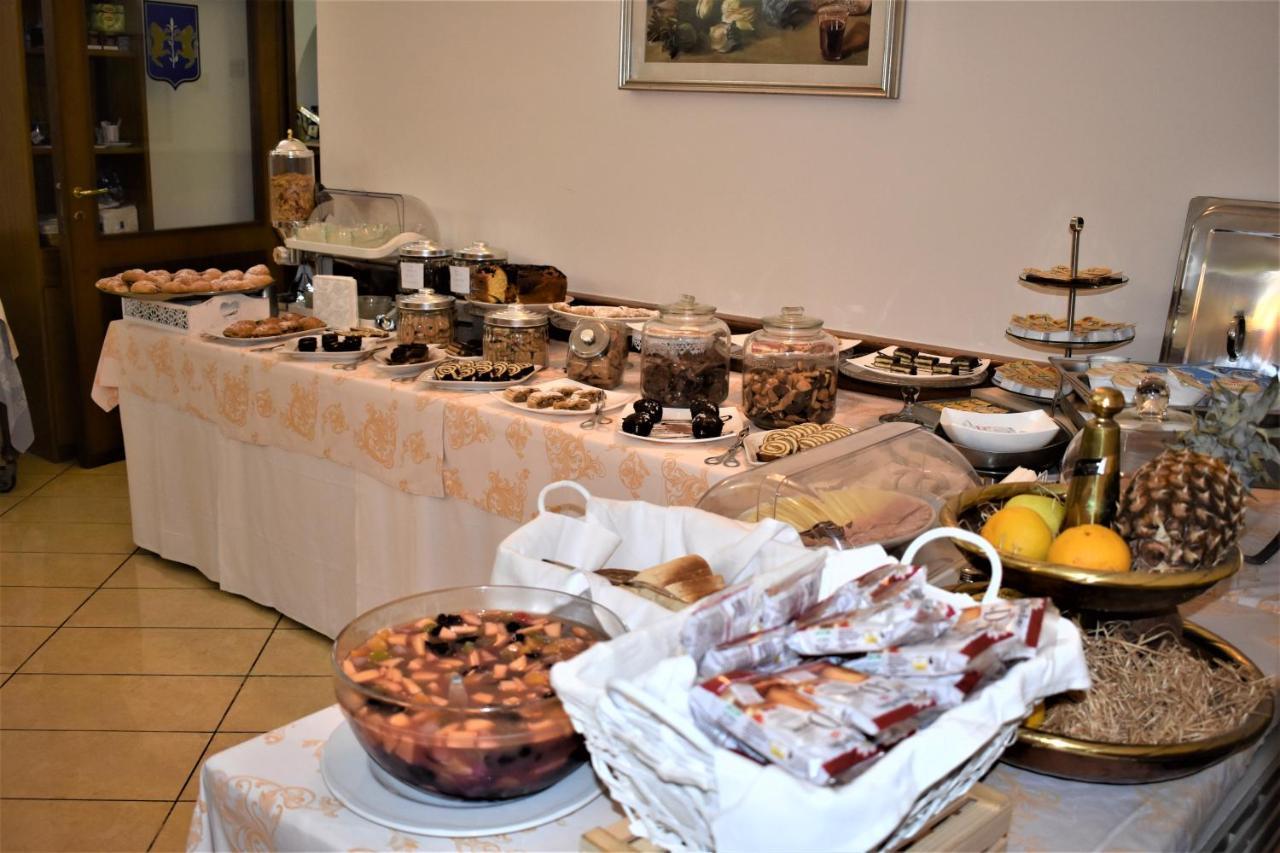 Hotel Ristorante Amitrano Pompeï Buitenkant foto